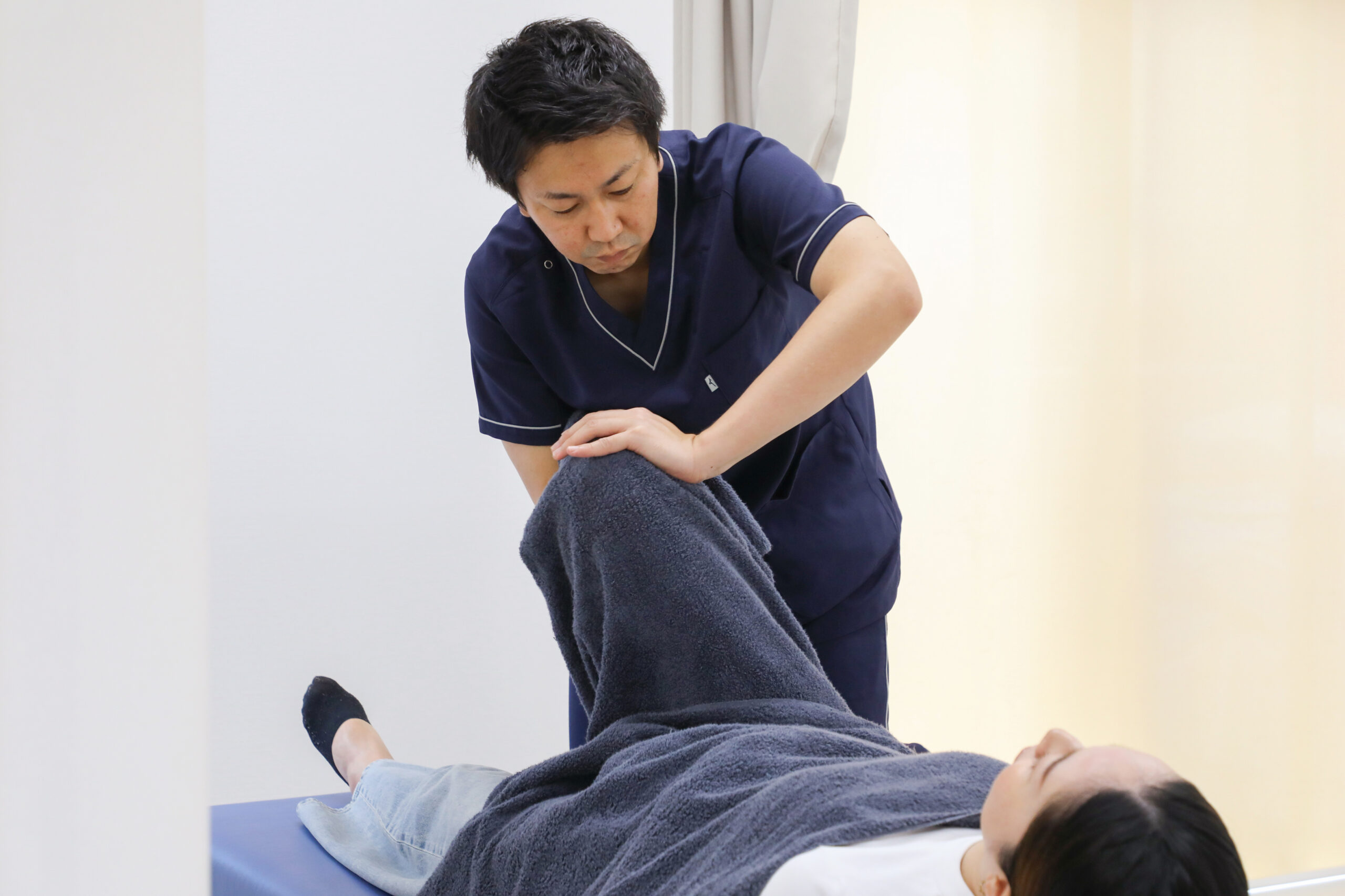 産後骨盤矯正の手技の一部